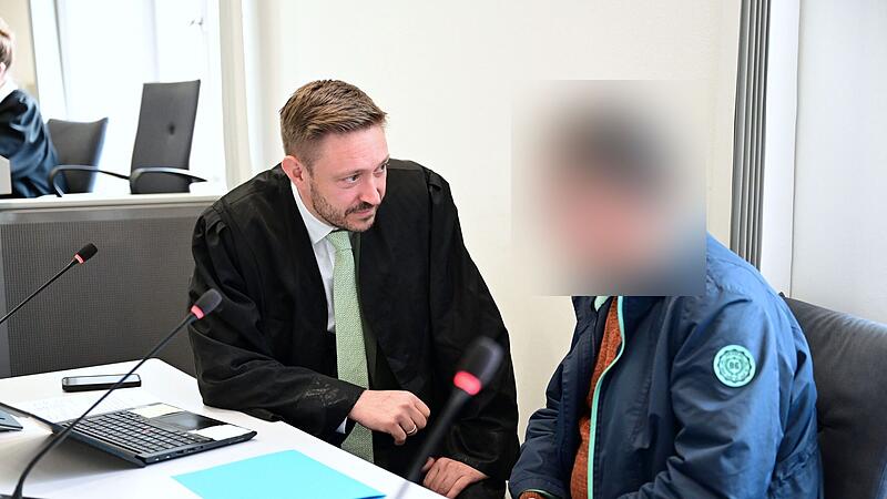 Rechtsanwalt Maximilian Glabasnia aus Bamberg und der Beschuldigte im Gespr&auml;ch