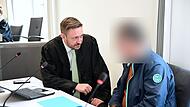 Rechtsanwalt Maximilian Glabasnia aus Bamberg und der Beschuldigte im Gespr&auml;ch