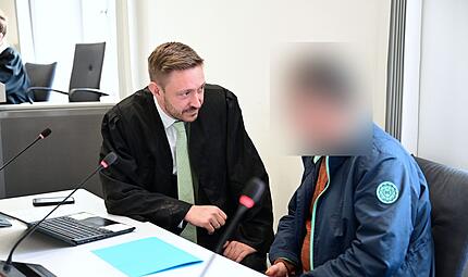 Landgericht Bamberg DDR-Volkspolizist Unterhose Machete Rechtsanwalt Maximilian Glabasnia aus Bamberg und der Beschuldigte im Gespräch