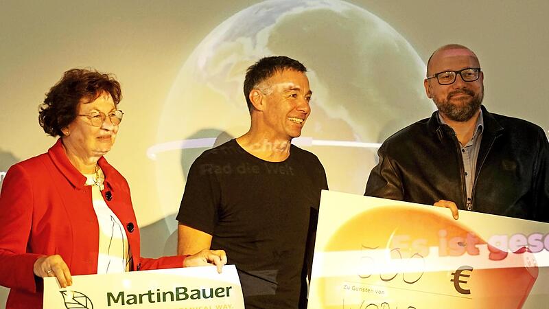 Hedi Wedel, Michael Hipp und Alexander Geier pr&auml;sentieren den Spendenscheck f&uuml;r World Bicycle Relief.