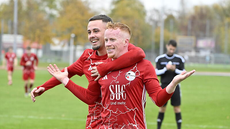 Fabian Carl bejubelt mit Ren&eacute; Knie dessen Elfmetertor zum 2:1 gegen Ebersdorf.