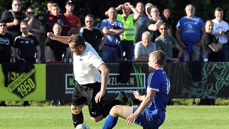 Der SV Z&uuml;ckshut um Robert Kunze (l.) ist auf den letzten Metern noch gestrauchelt: Mit 3:2 haben sich der FV Zeckendorf  und Alexander Betz (r.) nach 0:2-R&uuml;ckstand noch behauptet.