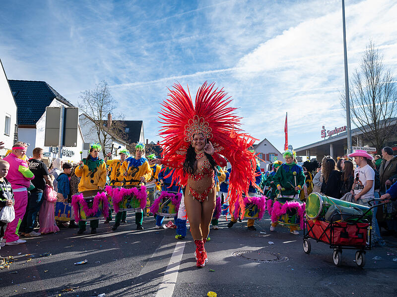 Der Hallstadter Faschingsumzug 2025 wurde zum fr&ouml;hlichen Rekord-Spektakel - hier die Sambagruppe &bdquo;Bateria quem &eacute;&ldquo;.