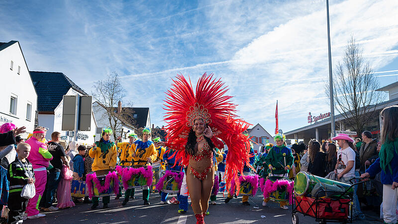 Der Hallstadter Faschingsumzug 2025 wurde zum fr&ouml;hlichen Rekord-Spektakel - hier die Sambagruppe &bdquo;Bateria quem &eacute;&ldquo;.