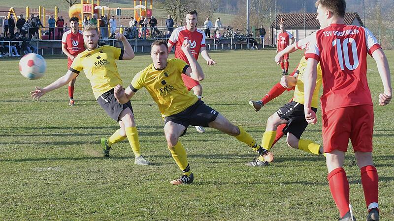 Die Wollbacher Tim Ehrenberg (links) und Andreas Rost k&ouml;nnen beim F&uuml;hrungstreffer von Mika Straub kurz vor dem Pausenpfiff nur tatenlos zusehen und hatten auch nach Spielschluss bei der 1:2-Niederlage gegen Oberthulba das Nachsehen.