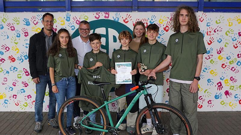 Das erfolgreiche Mountainbike-Team des Meranier-Gymnasiums mit seinen beiden Betreuern.