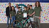Das erfolgreiche Mountainbike-Team des Meranier-Gymnasiums mit seinen beiden Betreuern.