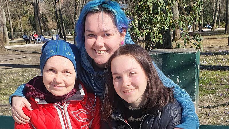 Mutter Jelena und Tochter Yevgeniya, dahinter Tochter Nadiya, die sich freut, dass ihre Familie dem Grauen entkommen ist.