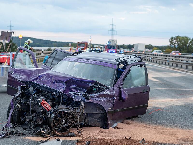 Der lilane BMW kam auf dem rechten Fahrstreifen zum Stehen.Forchheim & Fränkische Schweiz Der lilane BMW kam auf dem rechten Fahrstreifen zum Stehen.Forchheim & Fränkische Schweiz
