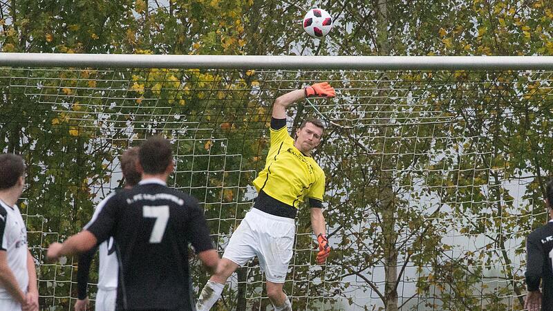 Theisenorts Keeper Thomas Franz l&auml;sst bei einem Lichtenfelser Freisto&szlig; von Tobias Zollnhofer die Hand weg - der geht &uuml;ber die Latte.