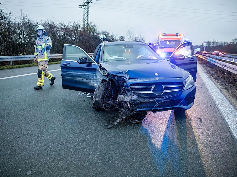 Mercedes prallt in Leitplanke Mercedes prallt in Leitplanke