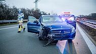 Mercedes prallt in Leitplanke