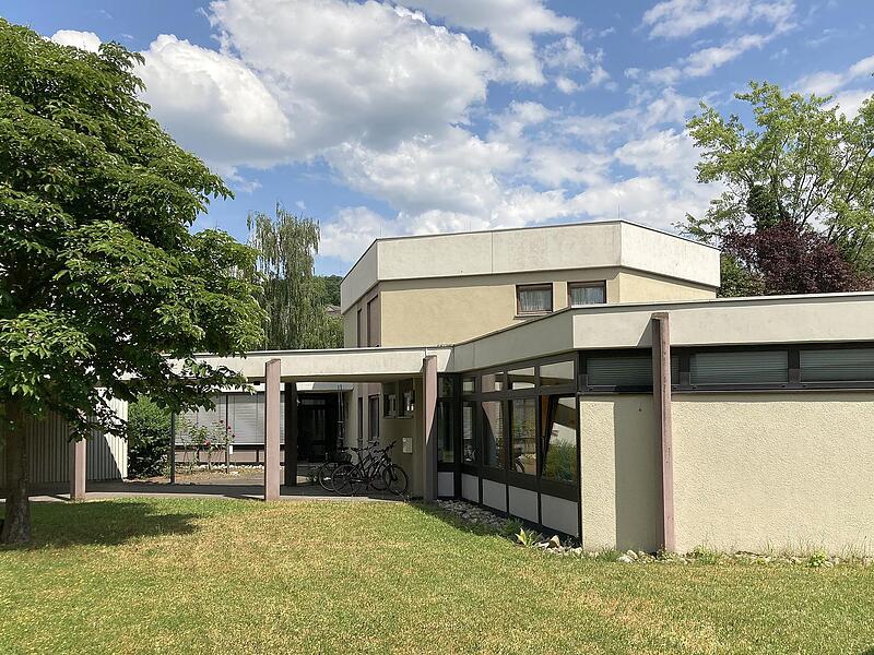 Im Jahr 1972 begannen die Arbeiten an der &bdquo;Garitzer Kreuzung&ldquo; und im Herbst 1973 wurde die sechseckige Kirche eingeweiht.