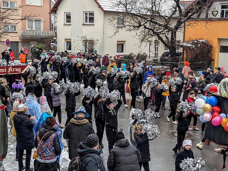 Ganz sch&ouml;n was los in Geisfeld: alle Impressionen vom Faschingsumzug!