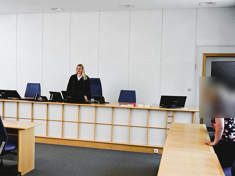 Strafrichterin Julia Schmidt und die beiden Angeklagten kurz vor Prozessbeginn