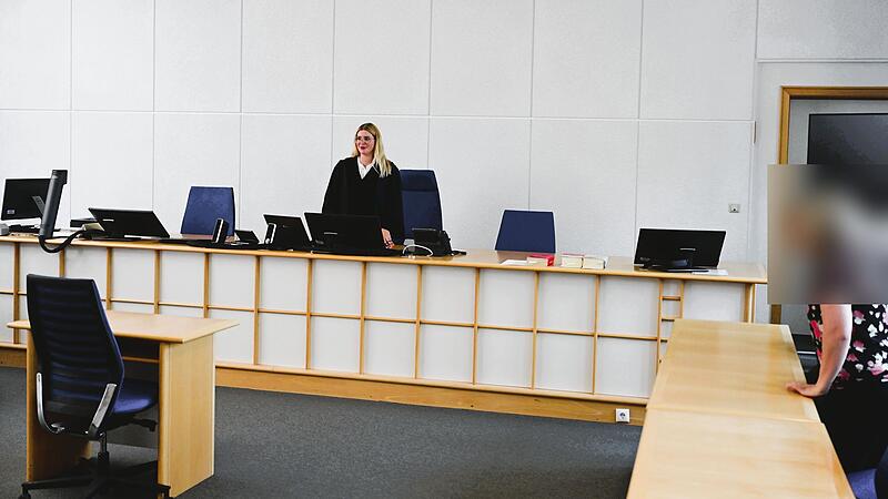 Strafrichterin Julia Schmidt und die beiden Angeklagten kurz vor Prozessbeginn