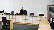 Strafrichterin Julia Schmidt und die beiden Angeklagten kurz vor Prozessbeginn