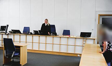 Strafrichterin Julia Schmidt und die beiden Angeklagten kurz vor Prozessbeginn