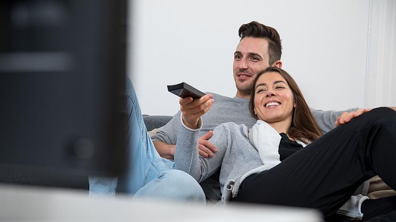 Paar schaut Fernsehen