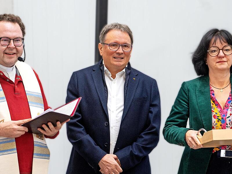 Bei der Segnung der Christopherus-Plaketten (v. l.): Pfarrvikar Christian Wohlfahrt, Elmar Singer und Daniela Singer.