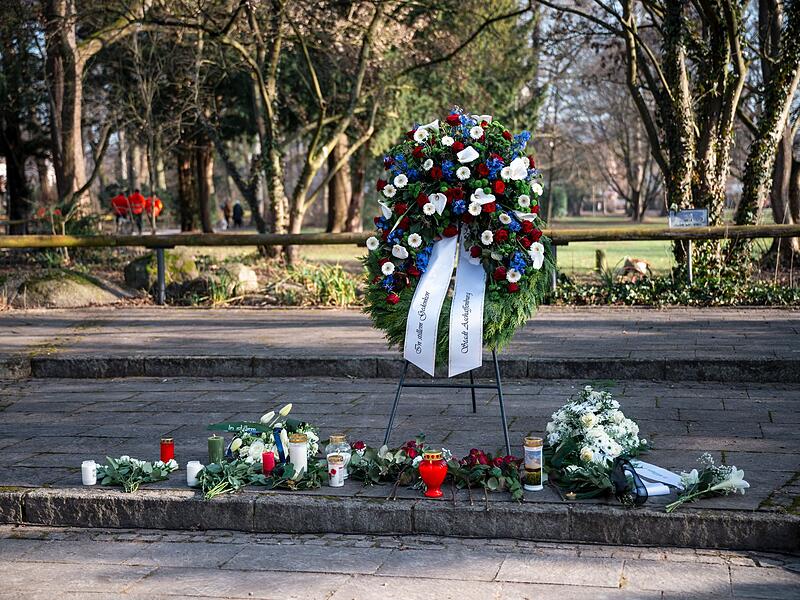 Kranzniederlegung f&uuml;r Opfer der Messerattacke im Park Sch&ouml;ntal