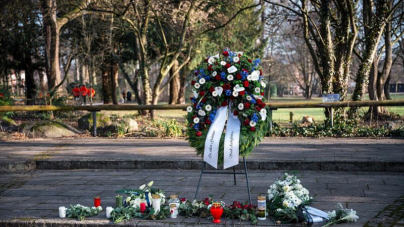 Kranzniederlegung f&uuml;r Opfer der Messerattacke im Park Sch&ouml;ntal