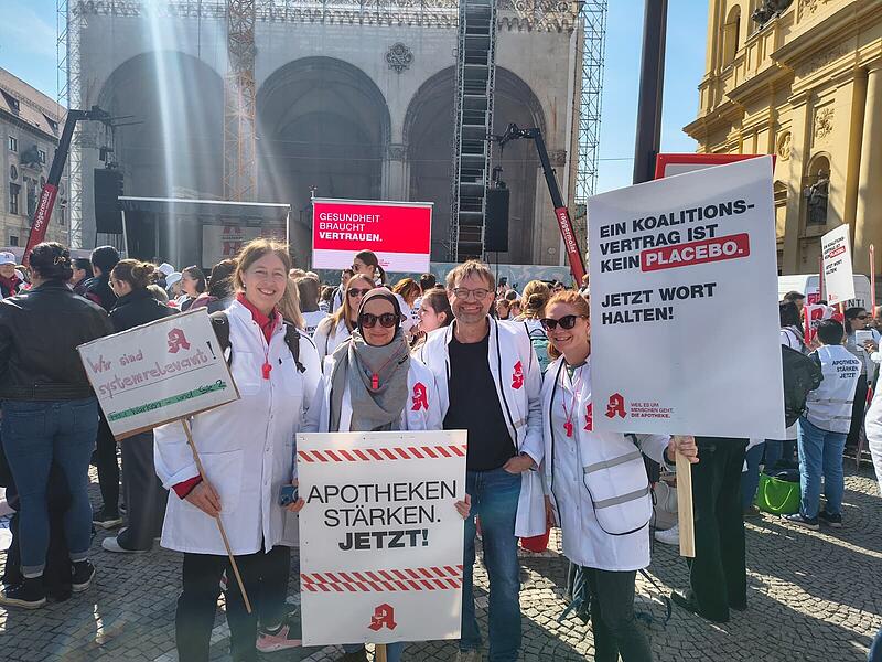 Hans-Joachim Schreeck mit seinen Kolleginnen am Protesttag der Apotheken in M&uuml;nchen.