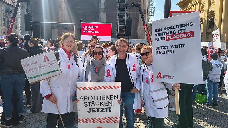 Hans-Joachim Schreeck mit seinen Kolleginnen am Protesttag der Apotheken in M&uuml;nchen.