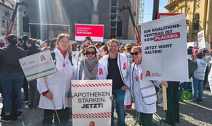 Hans-Joachim Schreeck mit seinen Kolleginnen am Protesttag der Apotheken in München. Hans-Joachim Schreeck mit seinen Kolleginnen am Protesttag der Apotheken in München.