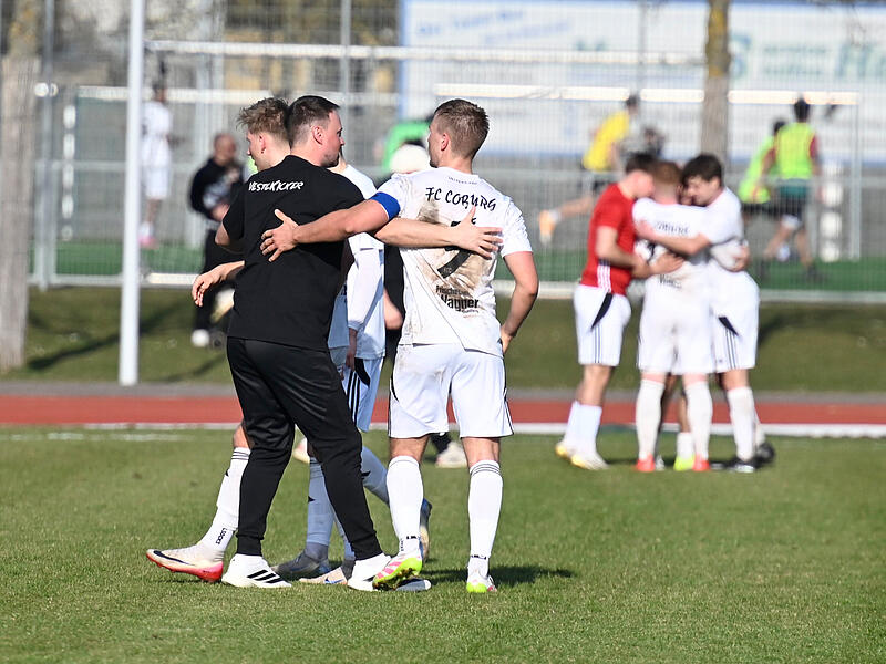 Fu&szlig;ball-Bayernliga Nord: Coburg-Trainer Calle Schiebel und Kapit&auml;n Maximilian TranziskaDas Fu&szlig;ball-Wochenende: Die emotionalsten Bilder