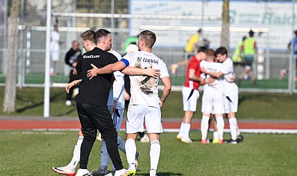 Fu&szlig;ball-Bayernliga Nord: Coburg-Trainer Calle Schiebel und Kapit&auml;n Maximilian TranziskaDas Fu&szlig;ball-Wochenende: Die emotionalsten Bilder