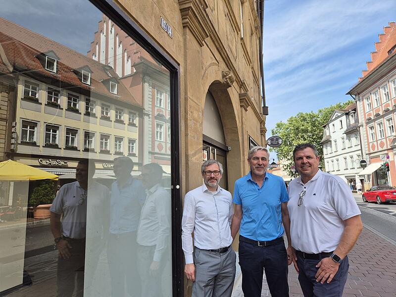 Hier zieht bald Denns Biomarkt ein: Das alte Budni-Gebäude wird belebt. Thomas Hennig (von links), Denns-Expansionsleiter, Jürgen Rößler, Chef der Baugenossenschaft für Stadt und Landkreis Bamberg, und Marcel Bork, Vertriebschef bei Denns freuen sich. Hier zieht bald Denns Biomarkt ein: Das alte Budni-Gebäude wird belebt. Thomas Hennig (von links), Denns-Expansionsleiter, Jürgen Rößler, Chef der Baugenossenschaft für Stadt und Landkreis Bamberg, und Marcel Bork, Vertriebschef bei Denns freuen sich.