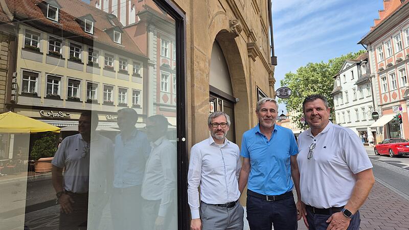 Hier zieht bald Denns Biomarkt ein: Das alte Budni-Geb&auml;ude wird belebt. Thomas Hennig (von links), Denns-Expansionsleiter, J&uuml;rgen R&ouml;&szlig;ler, Chef der Baugenossenschaft f&uuml;r Stadt und Landkreis Bamberg, und Marcel Bork, Vertriebschef bei Denns freuen sich.