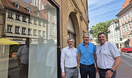 Hier zieht bald Denns Biomarkt ein: Das alte Budni-Gebäude wird belebt. Thomas Hennig (von links), Denns-Expansionsleiter, Jürgen Rößler, Chef der Baugenossenschaft für Stadt und Landkreis Bamberg, und Marcel Bork, Vertriebschef bei Denns freuen sich. Hier zieht bald Denns Biomarkt ein: Das alte Budni-Gebäude wird belebt. Thomas Hennig (von links), Denns-Expansionsleiter, Jürgen Rößler, Chef der Baugenossenschaft für Stadt und Landkreis Bamberg, und Marcel Bork, Vertriebschef bei Denns freuen sich.