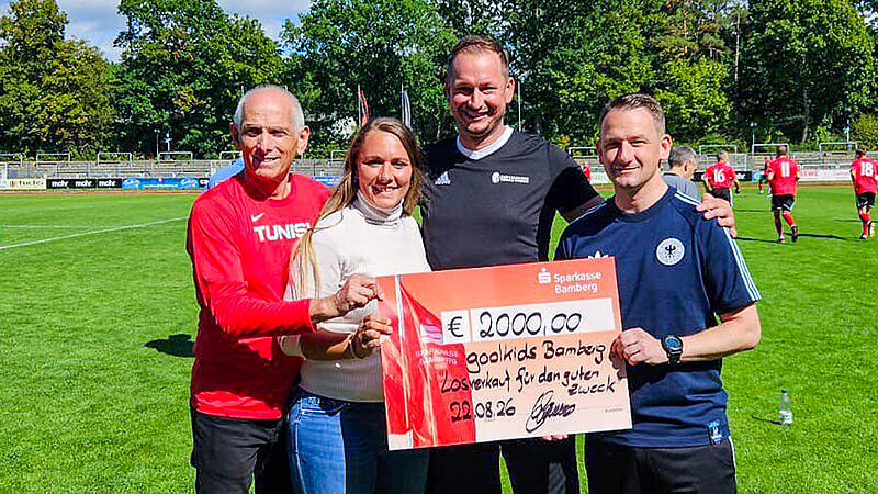 Am Rand des Fu&szlig;ballspiels des FC Eintracht Bamberg gegen den FC Sternstunden &uuml;berreichte Gastwirt Sebastian Linz (3. v. li.) 2000 Euro an den F&ouml;rderverein Goolkids. V. li.: Wolfgang Heyder (2. Vorstand goolkids), goolkids-Schriftf&uuml;hrerin Laura Stelzer, Linz und Landrat Johannes Maciejonczyk.