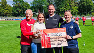 Spende von Sebastian Linz Am Rand des Fußballspiels des FC Eintracht Bamberg gegen den FC Sternstunden überreichte Gastwirt Sebastian Linz (3. v. li.) 2000 Euro an den Förderverein Goolkids. V. li.: Wolfgang Heyder (2. Vorstand goolkids), goolkids-Schriftführerin Laura Stelzer, Linz und Landrat Johannes Maciejonczyk.