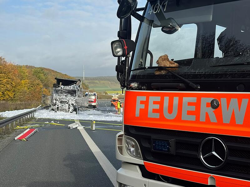 Ein Lkw geriet auf der Autobahn A7 in Fahrtrichtung Wasserlosen in Brand. Ein Lkw geriet auf der Autobahn A7 in Fahrtrichtung Wasserlosen in Brand.