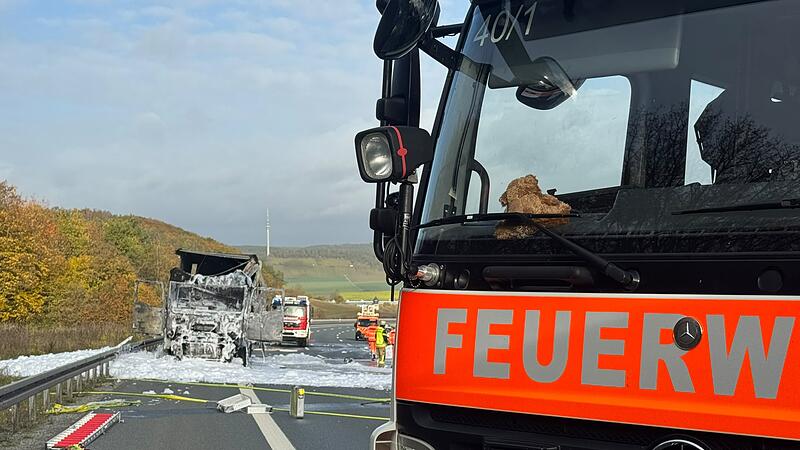 Ein Lkw geriet auf der Autobahn A7 in Fahrtrichtung Wasserlosen in Brand.