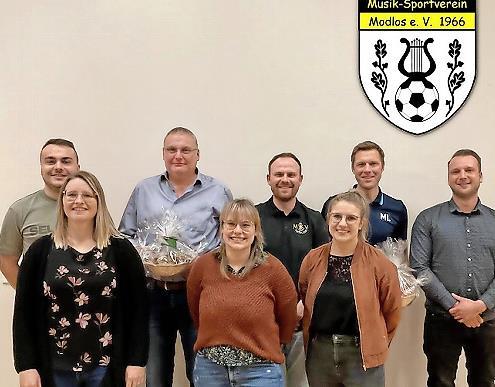 Neuwahlen standen beim MSV Modlos an: (hinten, von links) Kassenprüfer Lukas Fröhlich (neu), sein Vorgänger Richard Fröhlich, Jugendfußball-Abteilungsleiter Patrick Bub (neu), dessen Vorgänger Markus Leitsch, Manuel Brust sowie (vorne, von links):... Neuwahlen standen beim MSV Modlos an: (hinten, von links) Kassenprüfer Lukas Fröhlich (neu), sein Vorgänger Richard Fröhlich, Jugendfußball-Abteilungsleiter Patrick Bub (neu), dessen Vorgänger Markus Leitsch, Manuel Brust sowie (vorne, von links):...