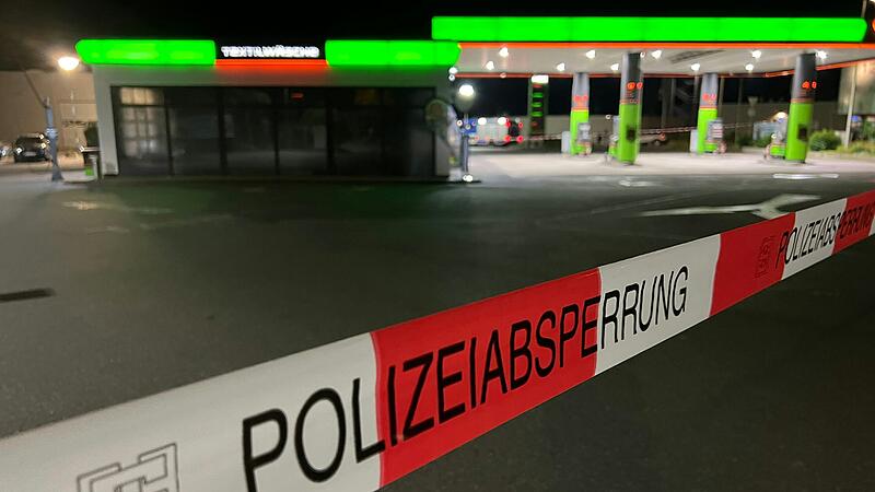 Zu einer massiven Auseinandersetzung zwischen zwei Rockergruppen ist es am späten Samstagabend (1in Marktheidenfeld (Lkr. Main-Spessart) gekommen. Zu einer massiven Auseinandersetzung zwischen zwei Rockergruppen ist es am späten Samstagabend (1in Marktheidenfeld (Lkr. Main-Spessart) gekommen.