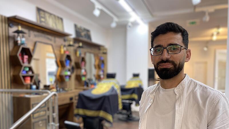 Azad Ali er&ouml;ffnet in Bad Kissingen seinen &bdquo;Alan Barbershop&ldquo;.