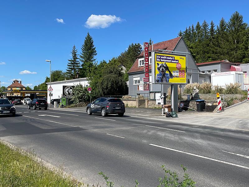 Die Zufahrt zum Umspannwerk wird asphaltiert. Dafür muss die B286 halbseitig gesperrt werden. Die Zufahrt zum Umspannwerk wird asphaltiert. Dafür muss die B286 halbseitig gesperrt werden.