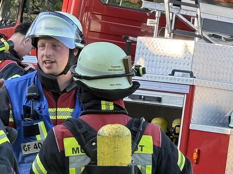 Der M&uuml;nnerst&auml;dter Gruppenf&uuml;hrer Mike Daum (in der blauen Weste) gibt den Einsatzbefehl zur Personensuche an den Angriffstrupp unter Atemschutz.