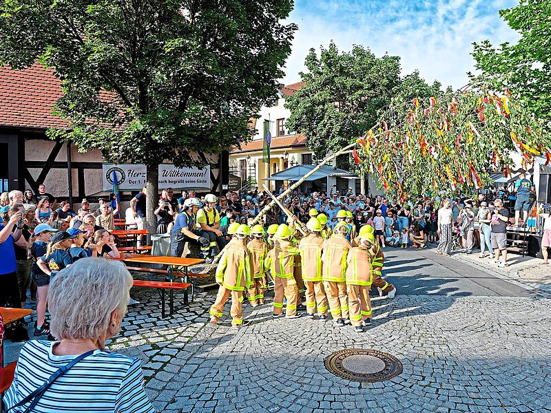 Der gro&szlig;e Moment: Die Kinderfeuerwehr am Kerwabaum.