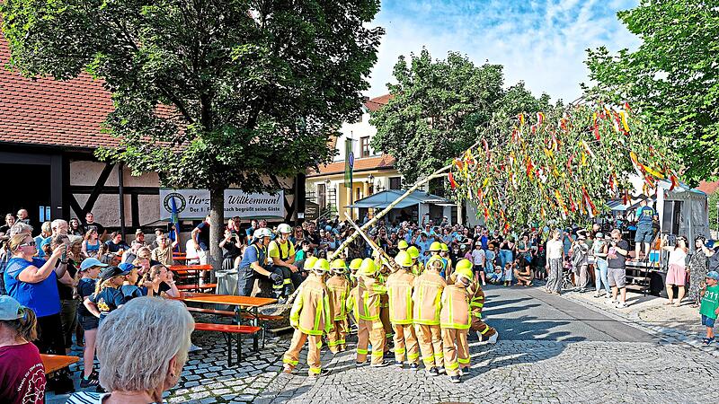 Der große Moment: Die Kinderfeuerwehr am Kerwabaum. Der große Moment: Die Kinderfeuerwehr am Kerwabaum.