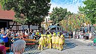 Der große Moment: Die Kinderfeuerwehr am Kerwabaum. Der große Moment: Die Kinderfeuerwehr am Kerwabaum.