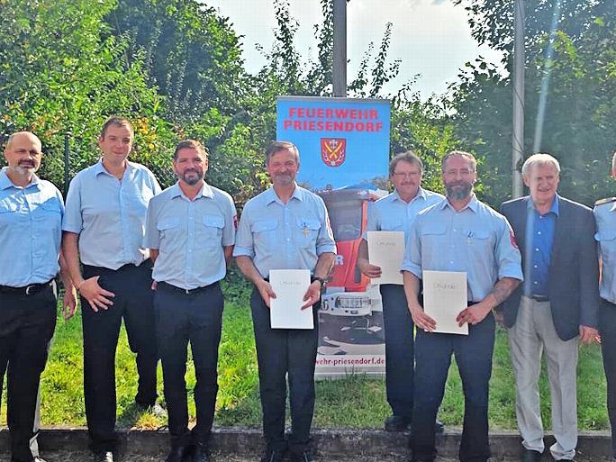 Kreisbrandmeister Florian Kügler, zweiter Kommandant Peter Jungkunz, Kommandant Matthias Folger, Michael Folger, Peter Hornung, Martin Eckert, stellv. Landrat Bruno Kellner und Kreisbrandinspektor Andreas Schnapp beim Sommerfest.