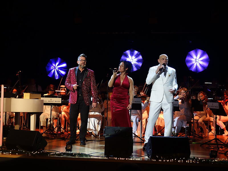 So sieht wahres Entertainment aus: Tim Freyer, Carrie Brunner und Alexander Grasser.