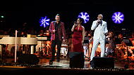 White Christmas im Kreiskulturraum Kronach So sieht wahres Entertainment aus: Tim Freyer, Carrie Brunner und Alexander Grasser.