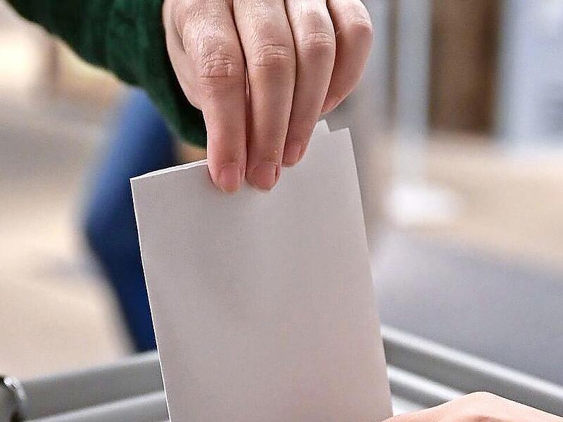 Ein W&auml;hler steckt bei einer Wahl seinen Wahlzettel in eine Urne. Bayernweit finden am 8. M&auml;rz Kommunalwahlen statt.